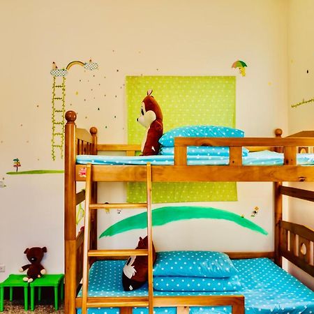 11 House Bed & Breakfast Erlin Bagian luar foto