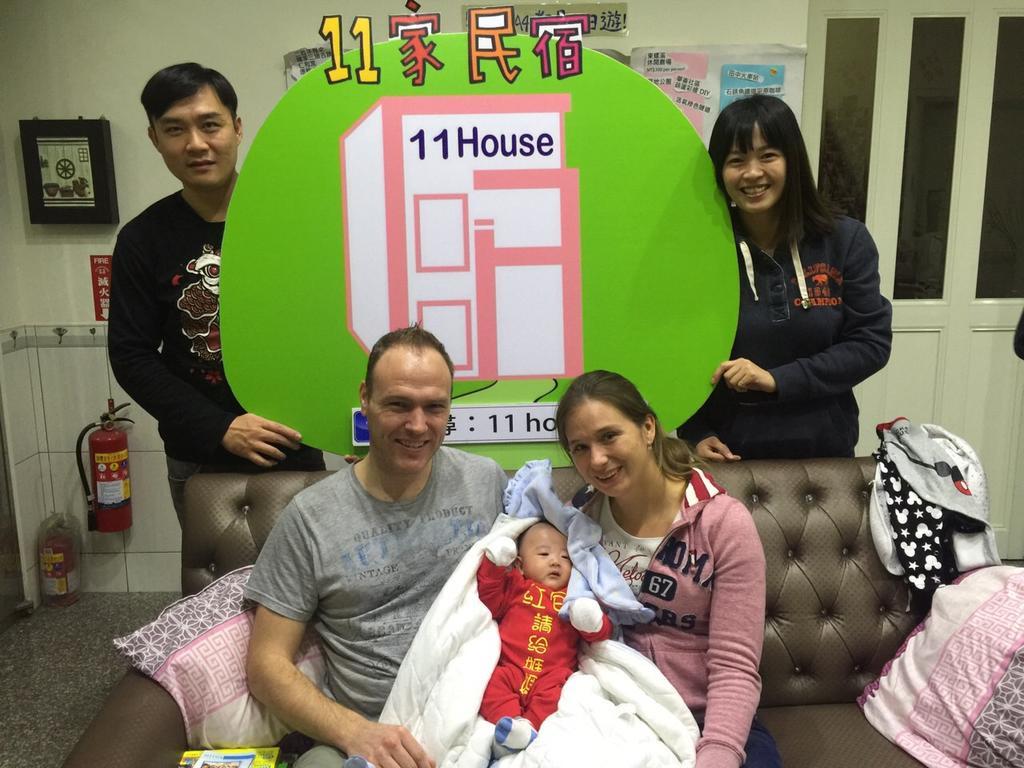 11 House Bed & Breakfast Erlin Bagian luar foto