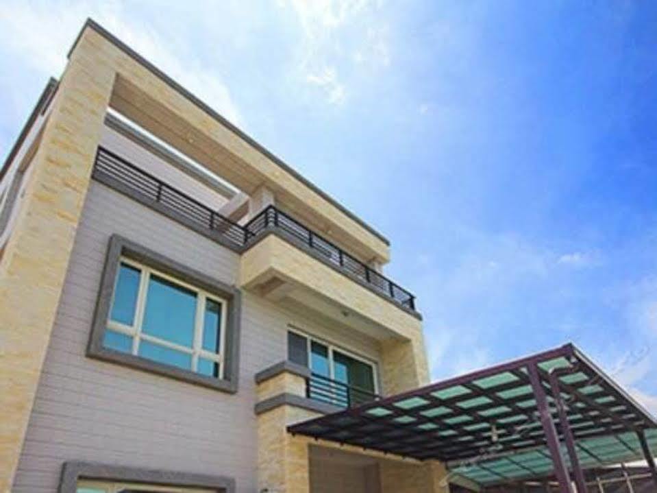 11 House Bed & Breakfast Erlin Bagian luar foto