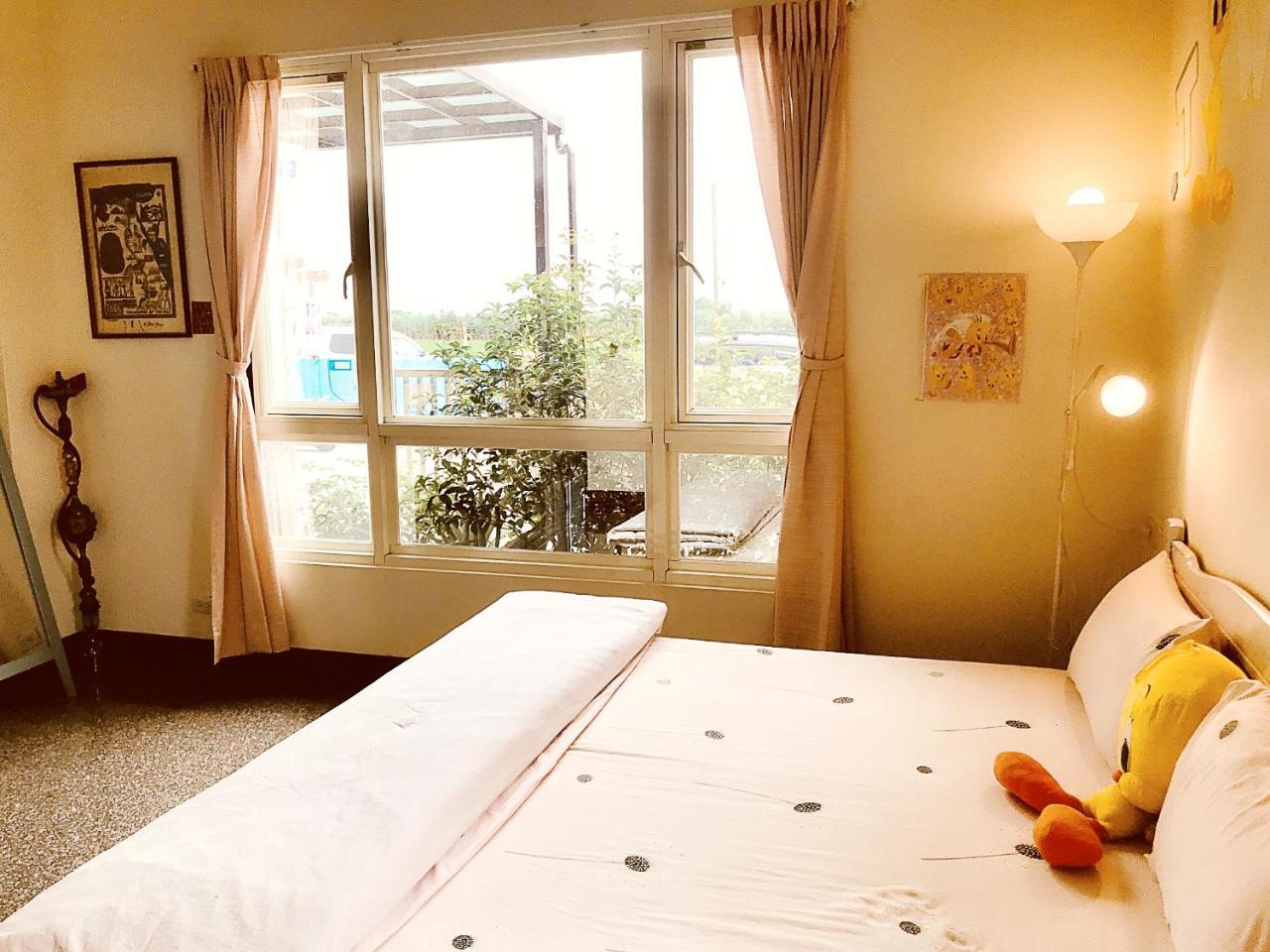 11 House Bed & Breakfast Erlin Bagian luar foto