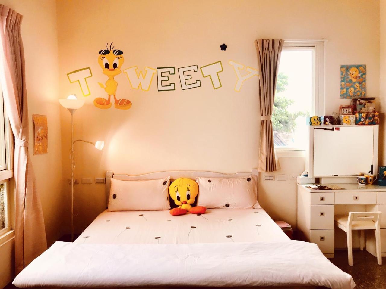 11 House Bed & Breakfast Erlin Bagian luar foto