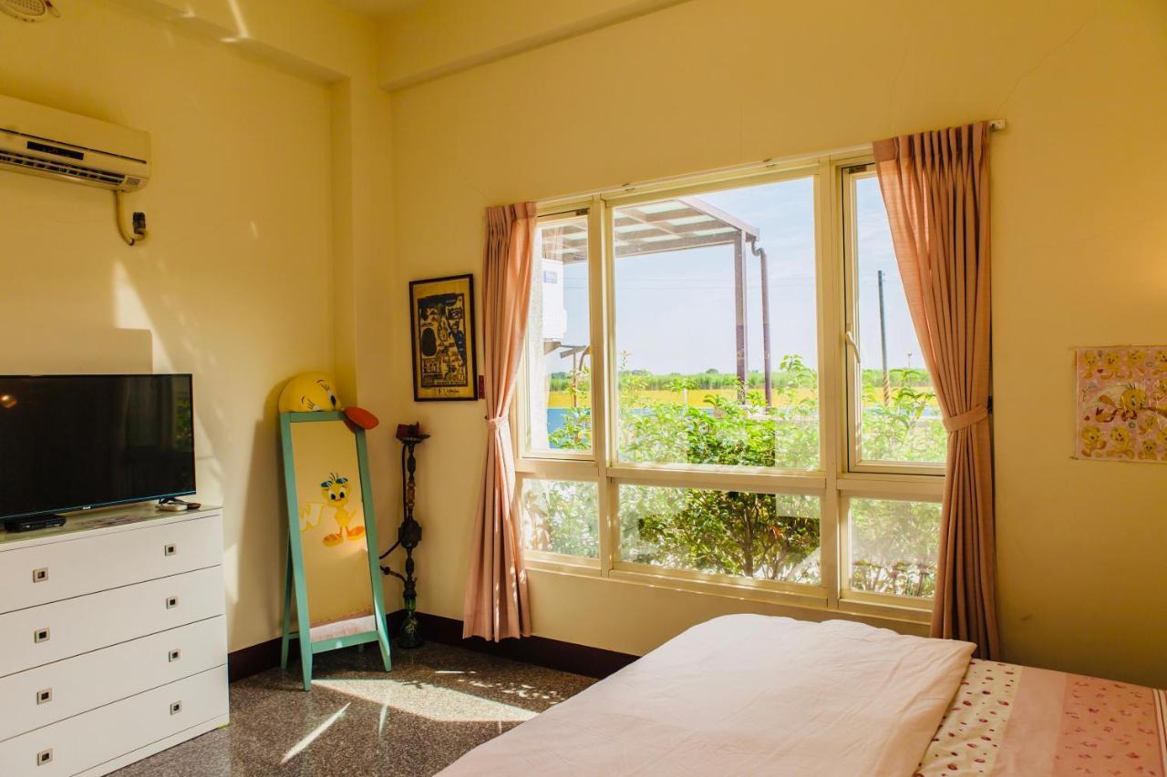 11 House Bed & Breakfast Erlin Bagian luar foto