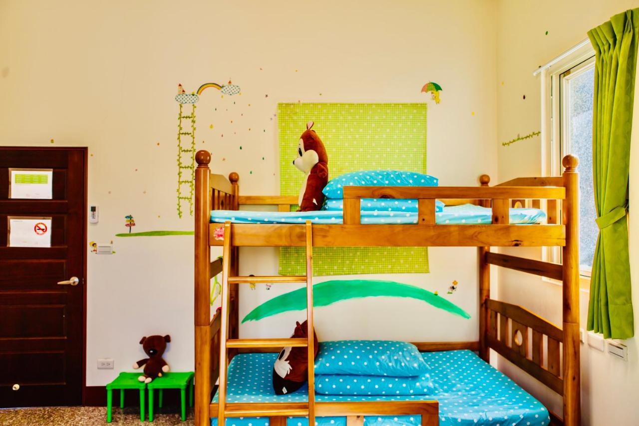 11 House Bed & Breakfast Erlin Bagian luar foto