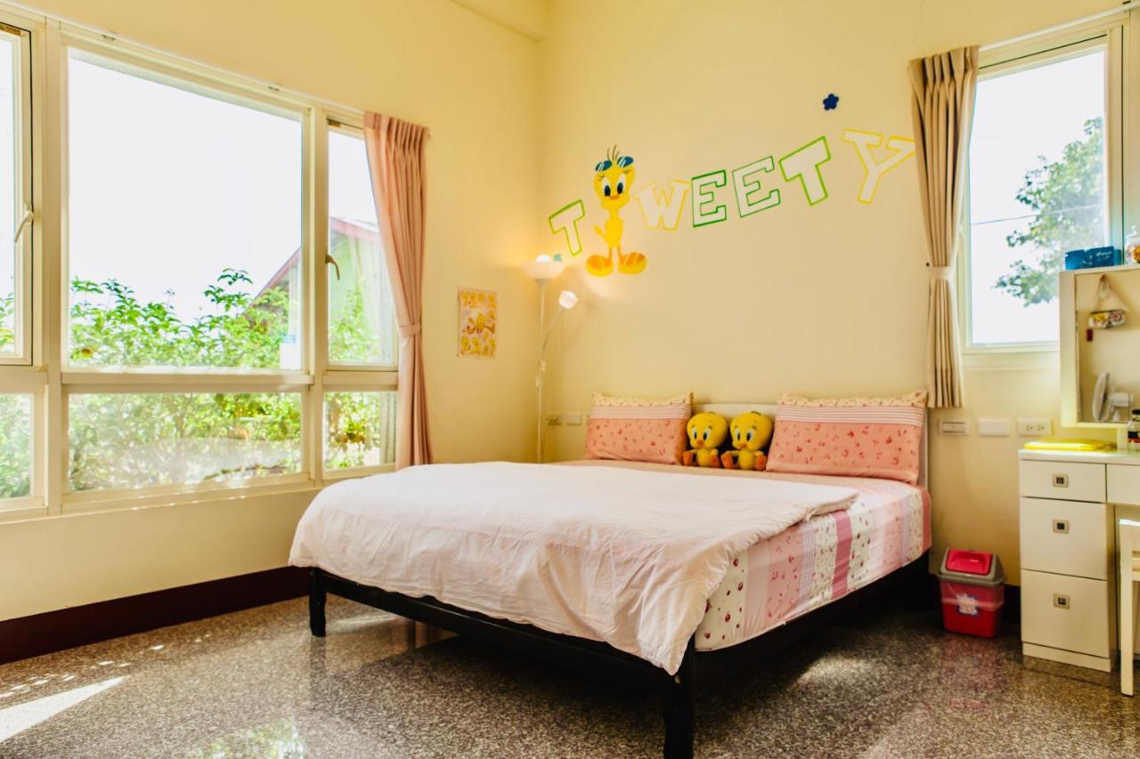 11 House Bed & Breakfast Erlin Bagian luar foto