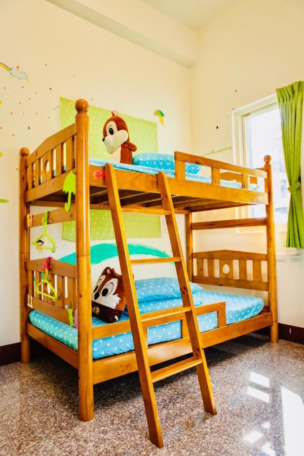 11 House Bed & Breakfast Erlin Bagian luar foto
